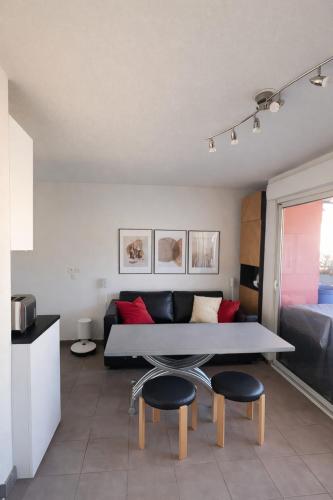 T2 moderne 42 m2 avec grande terasse et vue sur les collines
