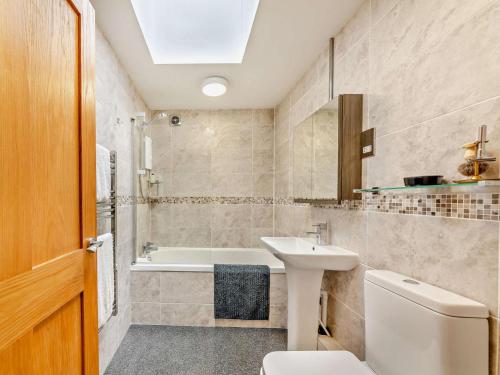 a bathroom with a toilet and a sink and a tub at 2 Bed in Hexham oc-50500 in Bellingham