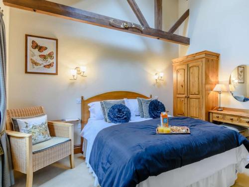 a bedroom with a bed with a blue comforter at 3 Bed in York oc-83264 in High Catton