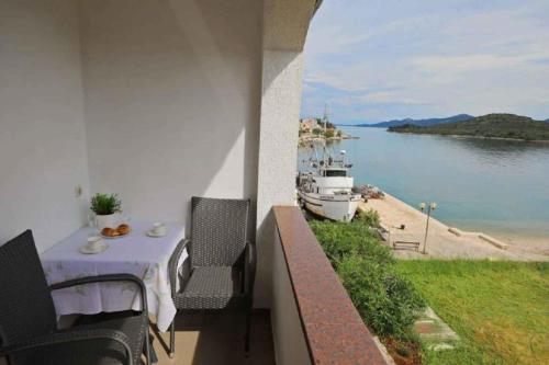 Apartment with A - C in Mali Iz-Insel Iz 53441