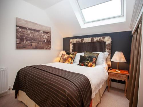 a bedroom with a large bed with a window at 2 Bed in Harrogate oc-75642 in Summer Bridge