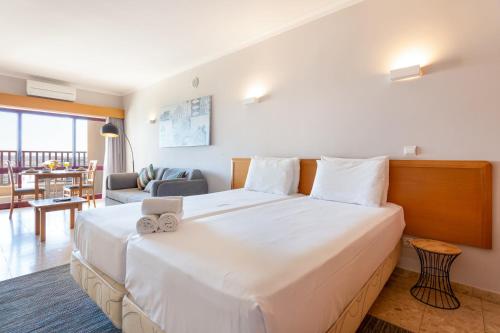 #198 Praia Mar Apartment Pool & Location