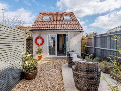 a small garden with chairs and a house at 1 Bed in Lymington oc-81429 in Lymington