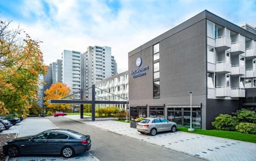 zwei Autos parkten vor einem Gebäude in der Unterkunft Best Western Hotel Kaiserslautern in Kaiserslautern