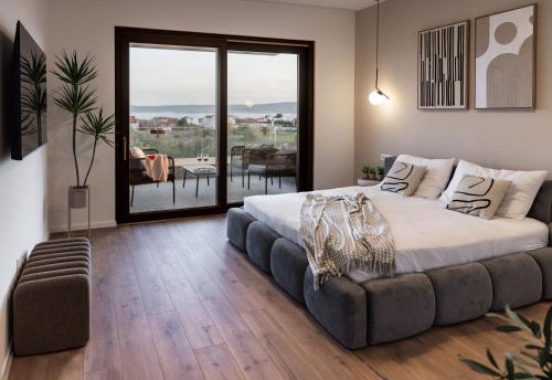 Villa 60 Degrees with heated pool and basketball court