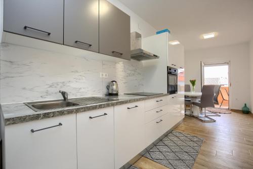 Aurelia Apartment - Terrace with Lemon Garden View