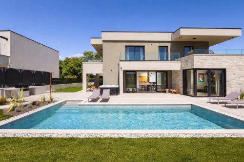 Designer Beach Villa Limes - Pool, Spa & Games