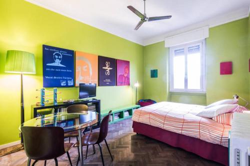 - une chambre avec un lit, un bureau et une table dans l'établissement Abchouse Sant'Agostino, à Milan