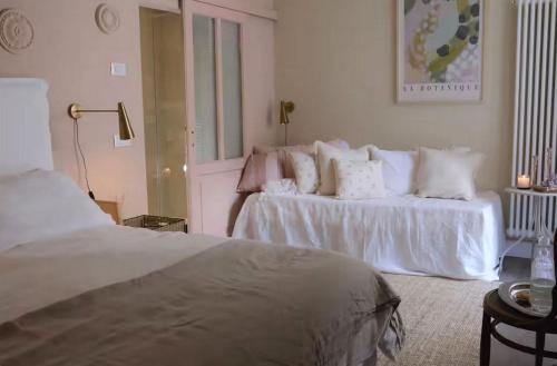 a bedroom with a bed with white sheets and pillows at Casa Martinez Relax Cles in Cles