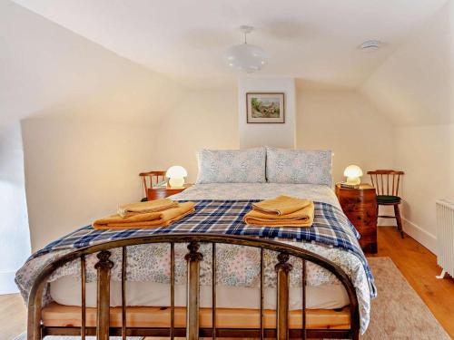 a bedroom with a bed with a blue and white blanket at 1 Bed in Bristol oc-95178 in Blagdon