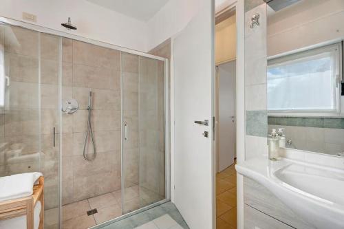 a bathroom with a shower and a tub and a sink at Residence La Brughiera Malpensa in Lonate Pozzolo