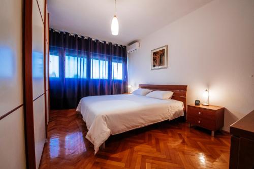 Säng eller sängar i ett rum på Marina Bay Apartment
