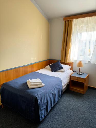 a bedroom with two beds and a window at Tamaris Rooms in Zadar