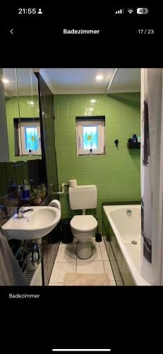 a bathroom with a toilet and a sink and a tub at Zimmer für 2 Monteure in Heppenheim Kirschhausen in Kirschhausen