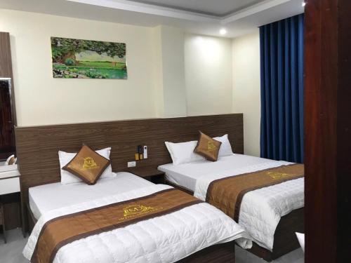a hotel room with two beds in a room at Minh Đức 3 Hotel in Trùng Khánh