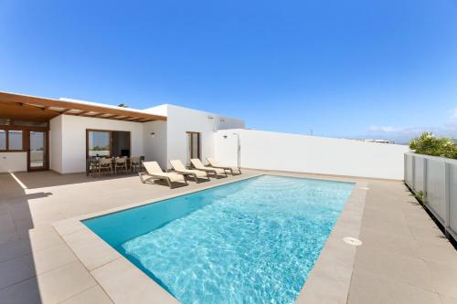 Villa Los Altos Blanca 8A by Escape Home