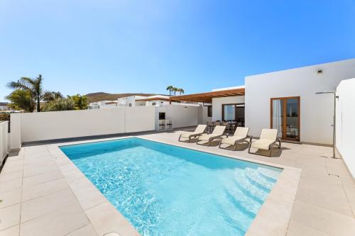 Villa Los Altos Blanca 8A by Escape Home