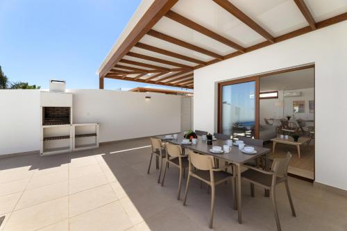 Villa Los Altos Blanca 8A by Escape Home