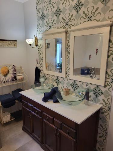 a bathroom with two sinks and a mirror at Vista Magica B&B in Santa Bárbara de Nexe