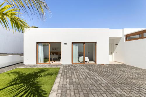 Villa Los Altos Blanca 8A by Escape Home