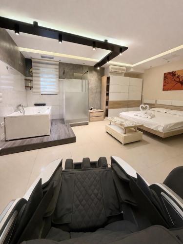 una grande stanza con due letti e una cucina di Jacuzzi Escape a Tirana