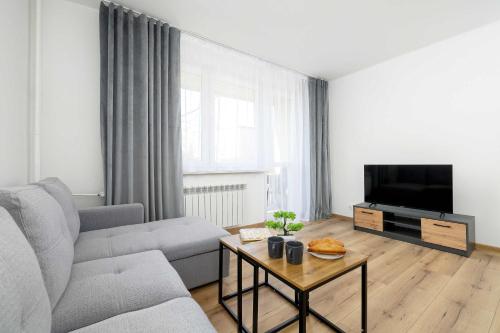 Modern Apartment with Balcony and Place for Remote work by Noclegi Renters