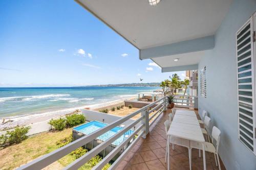 un balcón con vista a la playa en Casa Brisa, en Aguada