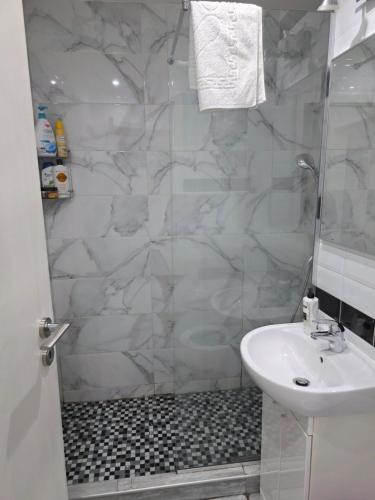 a bathroom with a shower and a sink at Smart Apartament in Brăila