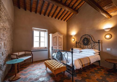 a bedroom with a bed and a window at Casa in Campagna Casagori in Pienza