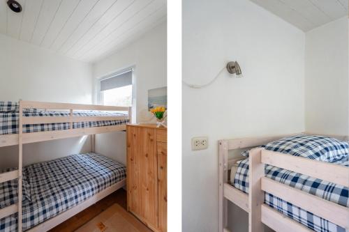 two bunk beds in a room with a window at Zonneschijn, bungalow op vakantiepark bij zee in Baarland