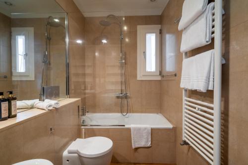 a bathroom with a tub and a toilet and a shower at Paruta Jazz Apartment in Venice