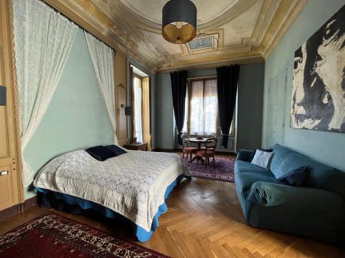 a bedroom with a bed and a couch at Villa Guelpa in Lessona