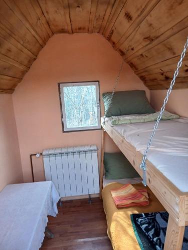 a room with two bunk beds and a window at Apartmani Todorovic Ugore Vrdnik in Vrdnik