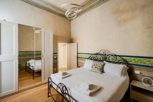Elegant, steps from Piazza della Signoria Florence