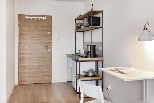 a room with a door and a table and a desk at Monteurzimmer Oldenburg i.H. – Top Lage in Oldenburg in Holstein