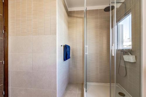 a shower with a glass door in a bathroom at Doble Playa in Playa Paraiso