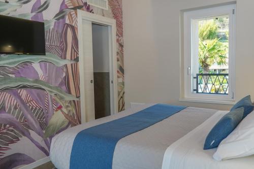 a bedroom with a bed with a colorful wall at Gio Leo Guest House in Lesa