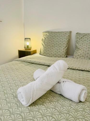 ein Schlafzimmer mit zwei Betten, auf denen weiße Handtücher liegen in der Unterkunft Studio El Canigou in Prades