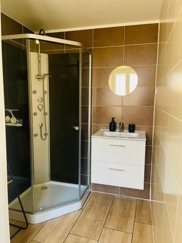ein Badezimmer mit Dusche, Waschbecken und Dusche in der Unterkunft Studio El Canigou in Prades