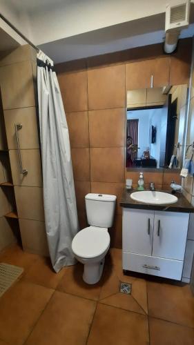 a bathroom with a toilet and a sink at Apartamento moderno y comodo in Cochabamba