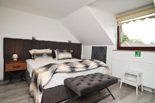 a bedroom with a large bed and a window at Kispet Deluxe Hotels&Suites in Oberhausen