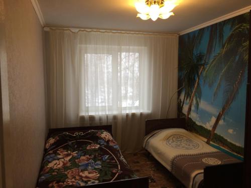 チャイコフスキーにあるApartments Vizitのベッドルーム(ベッド1台、窓付)