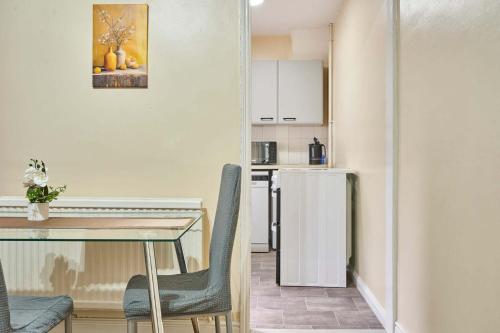 a small apartment with a table and a kitchen at Host & Stay - Dover Retreat in Ipswich
