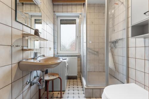 a bathroom with a sink and a shower at Watt'n Mehr in Krummhörn