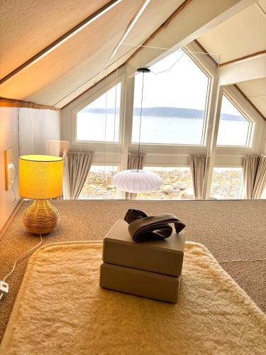 a living room with a couch with a lamp and a table at Steigen Cabin North in Steigen
