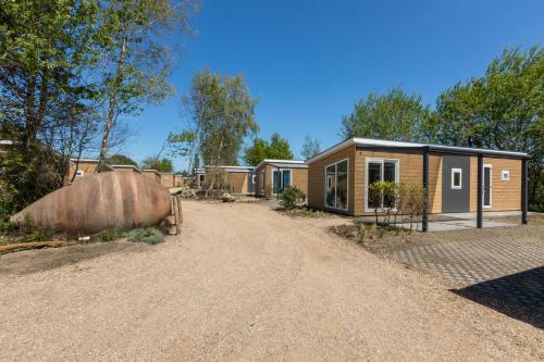 a modular home on a dirt road at Welcome in - Vakantiepark Fort den Haak - 2 huisdieren toegestaan - Dichtbij strand en Veerse Meer in Vrouwenpolder