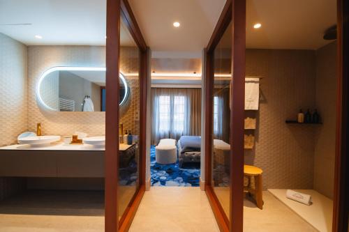 a bathroom with a sink and a mirror at Nomada House by SH Hoteles in Denia