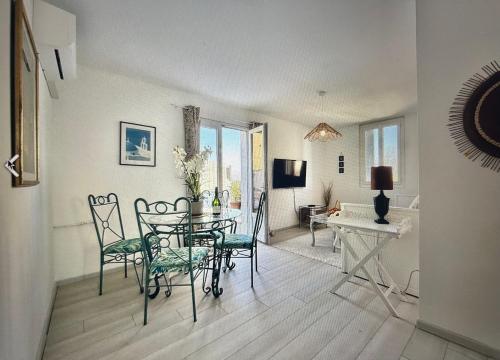 Centre Carcassonne apartment with private sunny terrace