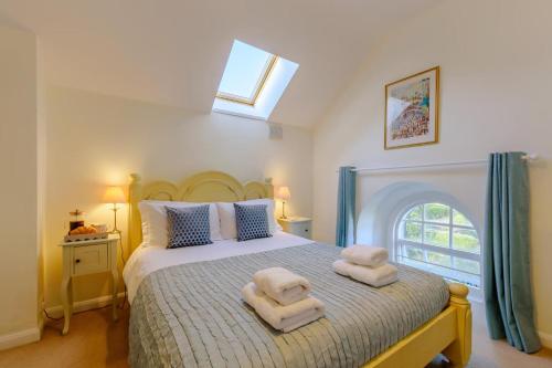 a bedroom with a bed with two towels on it at 3 Bed in Bainbridge oc-c28300 in Bainbridge