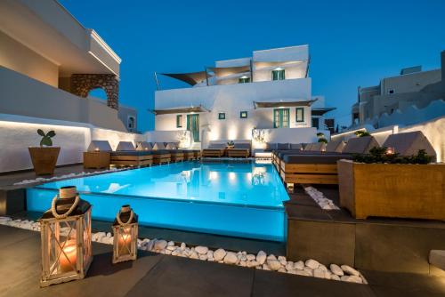 フィラにあるEvgenia Villas & Suites by Calm Collectionの家の真ん中にあるプール